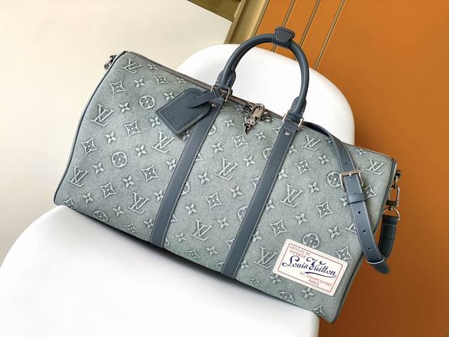 顶级原单 M22532 牛仔布 本款 Keepall BandoulièRe 50 旅行袋为褪色丹宁布压印 Monogram 图案，重塑路易威登的经典设计之一。