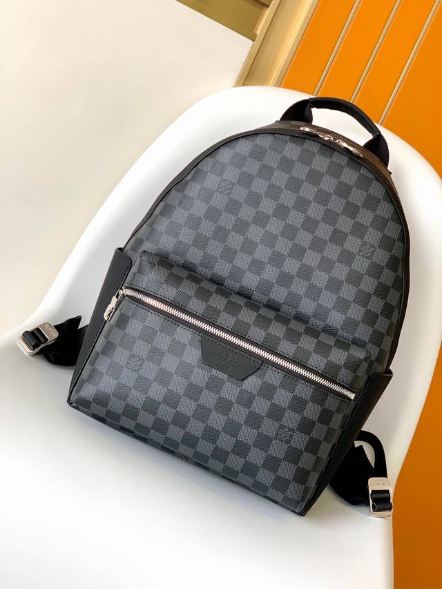 N40514黑格 Discovery 小号双肩包 本款 Discovery 小号双肩包以 Damier Graphite 帆布演绎圆润构型，为日常出行提供摩登之