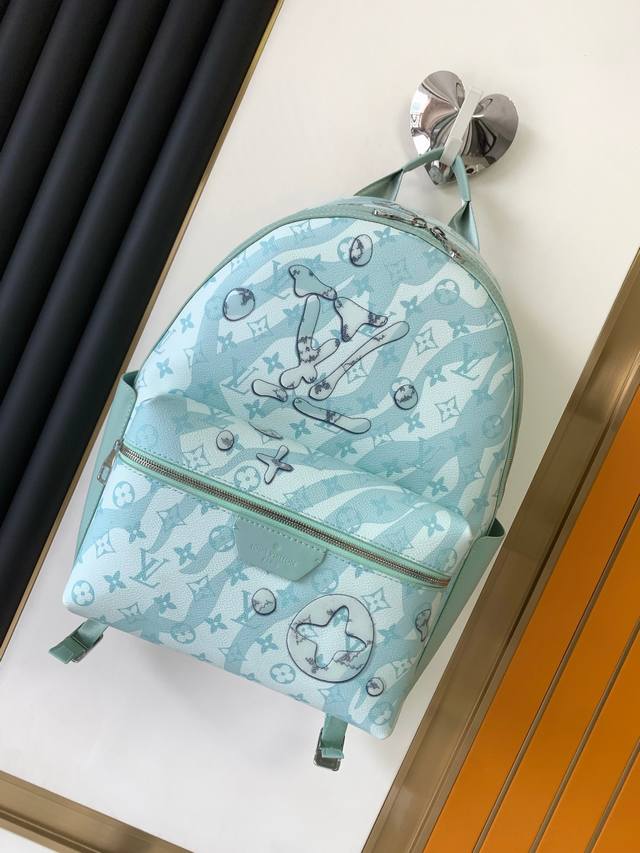 动态芯片 顶级原单 独家实拍 M22519滴水绿 本款 Discovery 双肩包选用 Monogram Aquagarden 帆布，以创意印制技术令 Mono