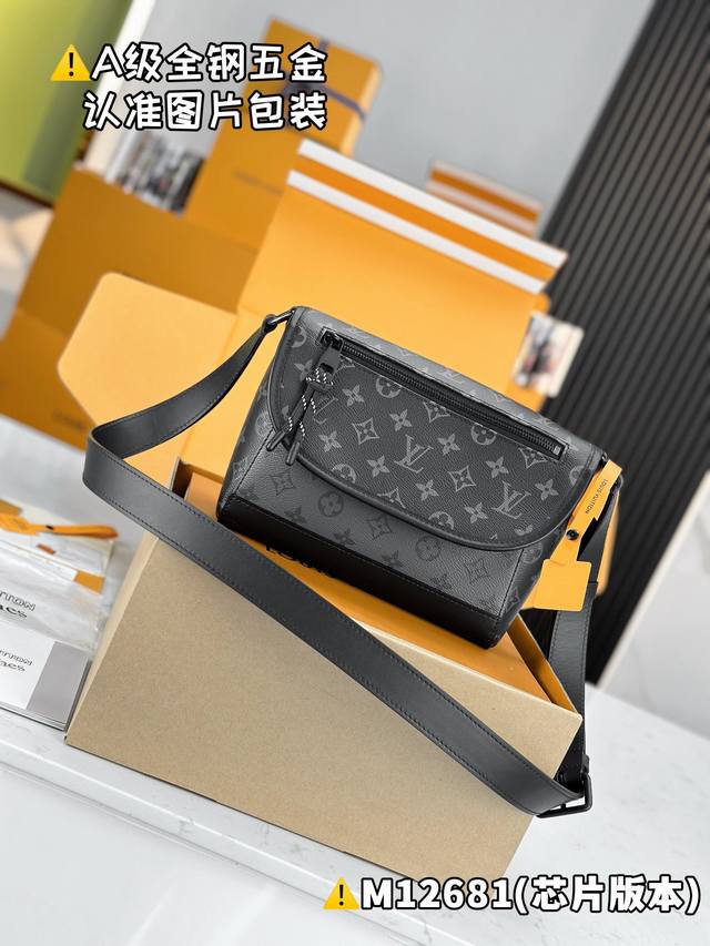 内部价 特级Mb高弹面料 Pulse 邮差包 型号:M12681 材料:A+级全钢五金,进口高弹面料 包装:全套特级免税Mb包装 尺寸:17 X 11 X 26 内部价 特级Mb高弹面料 Pulse 邮差包 型号:M12681 材料:A+级全钢五金,进口高弹面料 包装:全套特级免税Mb包装 尺寸:17 X 11 X 26