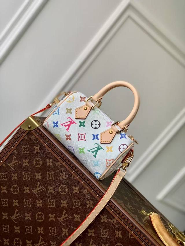 M13391 本款 Nano Speedy 手袋选用 Monogram 涂层帆布和牛皮革饰边塑造玲珑构型，以明丽色彩演绎路易威登 X 村上隆再版系列的灵动格调。