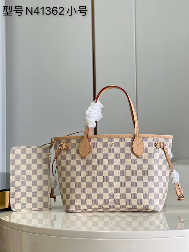 独家实拍N41362小号 Neverfull 小号手提包造型挺括，设计经典，是一款气质典雅的都市手袋。 而其宽敞的包内容量亦使这款经典手袋成为旅行用包的理想选择