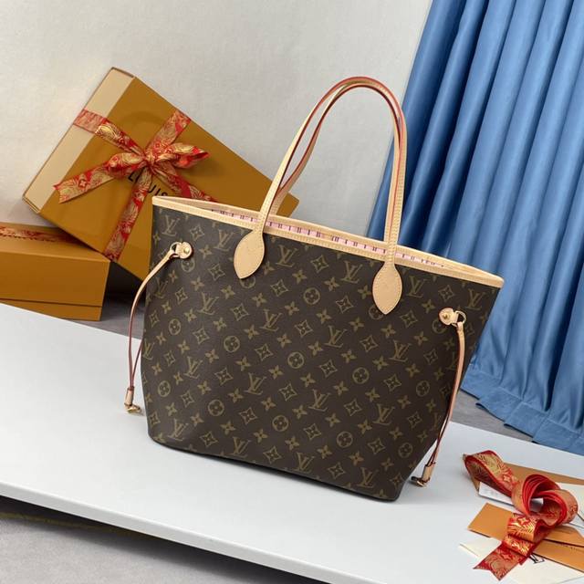 顶级原单M50366独家实拍！本款 Neverfull 中号手袋结合了经典设计与标志性细节。由清新 Damier Azur 帆布制成，采用多彩织物内衬，并搭配牛