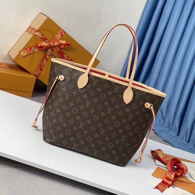 顶级原单M41177独家实拍！本款 Neverfull 中号手袋结合了经典设计与标志性细节。由清新 Damier Azur 帆布制成，采用多彩织物内衬，并搭配牛