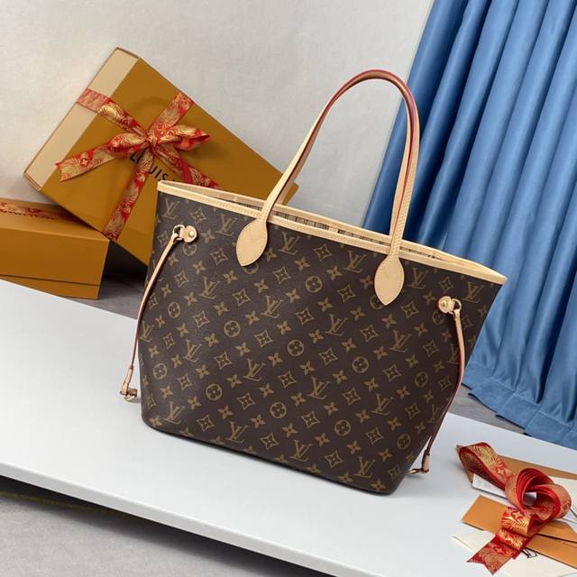顶级原单M40995独家实拍！本款 Neverfull 中号手袋结合了经典设计与标志性细节。由清新 Damier Azur 帆布制成，采用多彩织物内衬，并搭配牛