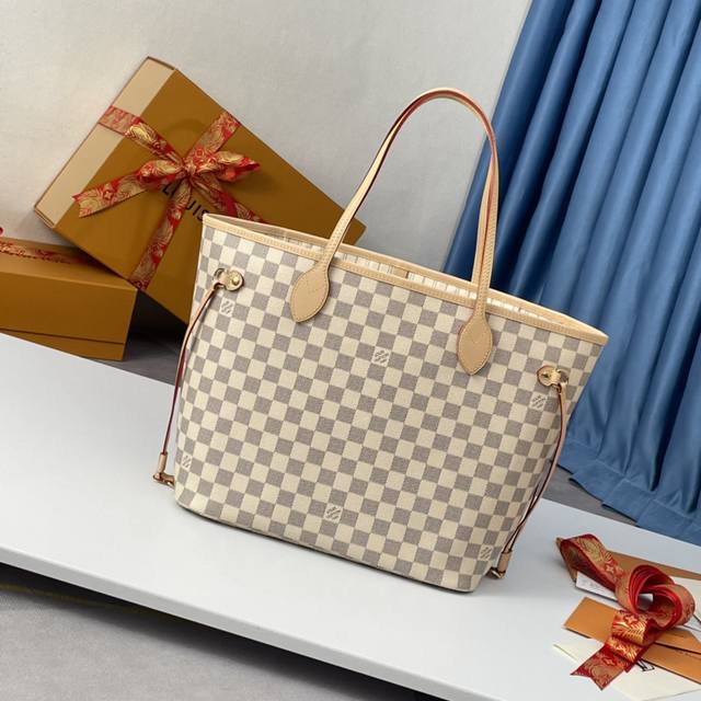顶级原单N41361独家实拍！本款 Neverfull 中号手袋结合了经典设计与标志性细节。由清新 Damier Azur 帆布制成，采用多彩织物内衬，并搭配牛
