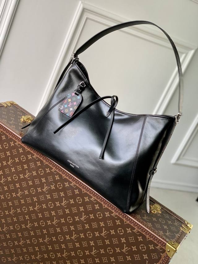 163C01原厂新品上市！最新款，M13105 尺寸39 X 30 X 15 厘米 本款 Carryall Dark 中号手袋以柔软羊皮革塑造时尚慵懒廓形，为