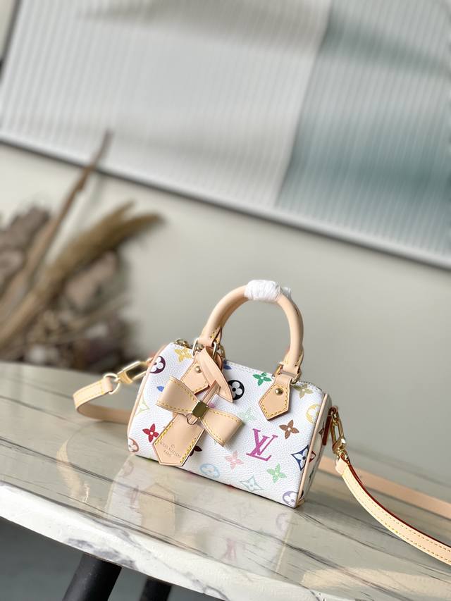 顶级原单 M13391 本款Nano Speedy手袋选用Monogram 涂层帆布和牛皮革饰边塑造玲珑构型,以明丽色彩演绎路易威登×村上隆再版系列的灵动格调。 顶级原单 M13391 本款Nano Speedy手袋选用Monogram 涂层帆布和牛皮革饰边塑造玲珑构型,以明丽色彩演绎路易威登×村上隆再版系列的灵动格调。