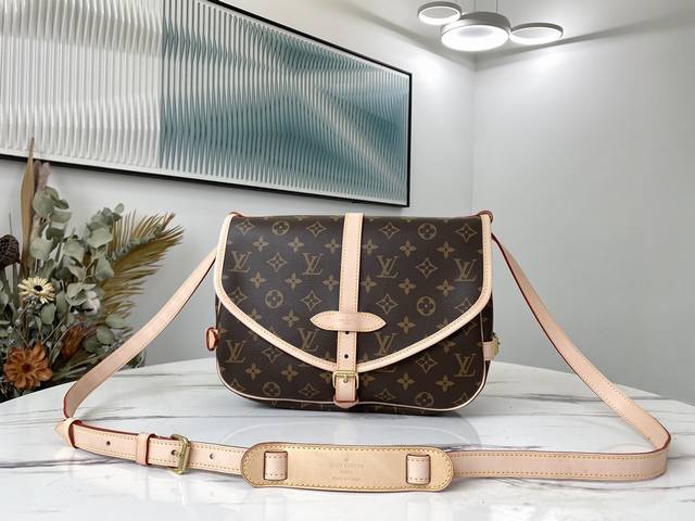 顶级原单M40710 中古系列，Saumur 中号手袋 42256 采用 Monogram 帆布制作的 Saumur 中号手袋展现了自然的优雅气质。 随意斜挎更