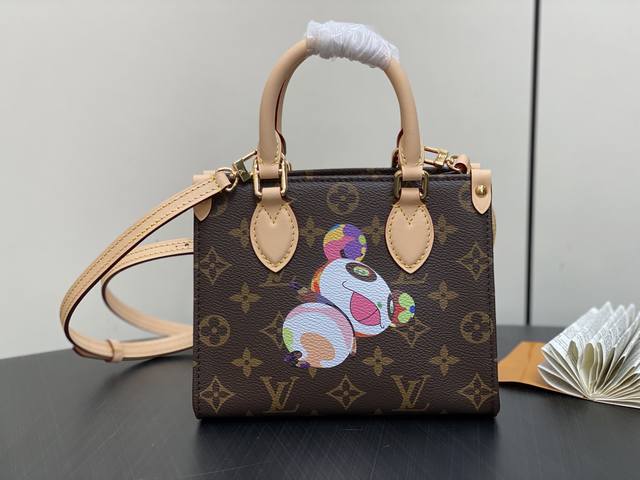 顶级原厂 M13668老花 熊猫四方包 变码芯片版 Lv X Tm Onthego Bb 手袋 村上隆再版系列以玩味笔触演绎 Onthego 手袋的玲珑版本。M