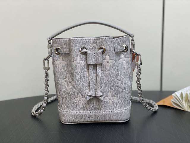 顶级原厂 M81626 M14224 芋泥紫丝印水桶包 本款 Nano Noé 手袋为 Monogram Empreinte 皮革压印 Monogram 图案，