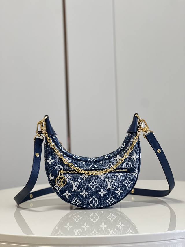 顶级原单 独家实拍M81166对版 M80198 Loop 半月形月亮法棍包首次亮相于 Cruise 早春秀场，以褪色效果丹宁布烘托 Monogram 提花织纹