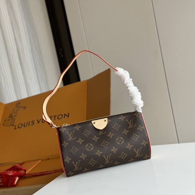 配置全套包装顶级原单、Pochette Tirette 手袋采用 Monogram 帆布塑造慵懒廓形，以前卫之姿拉开路易威登 春夏秀场序幕。皮革饰边烘托侧面恰似