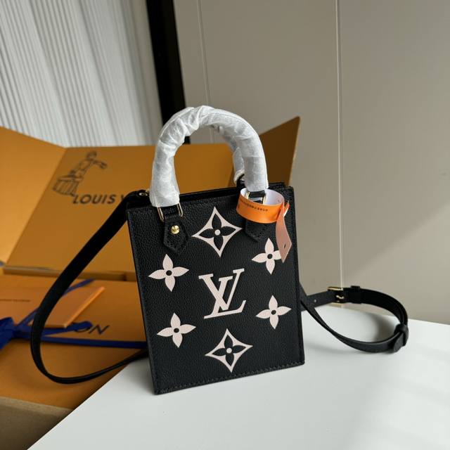 配置专柜Mb全套免税包装 升级钢钉实物拍摄五金 Petit Sac Plat 手袋 M80478 80449 黑色 Petit Sac Plat 手袋是路易威登