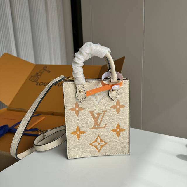 配置专柜Mb全套免税包装 升级钢钉实物拍摄五金 Petit Sac Plat 手袋 M80478 80449 黑色 Petit Sac Plat 手袋是路易威登