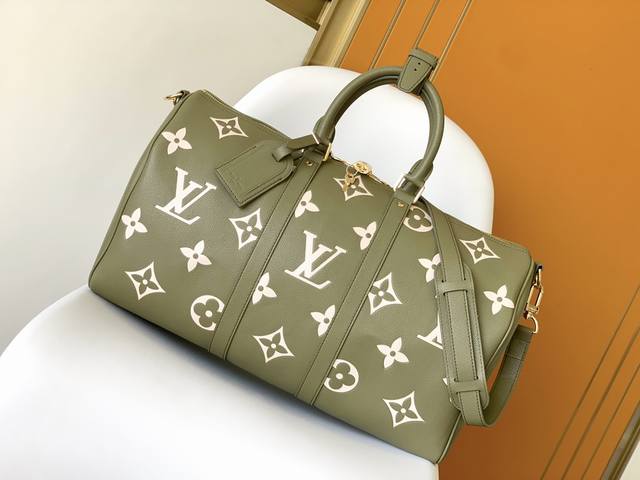 特价 M46670黑色 M46671绿色本款 Keepall BandoulièRe 45 取材 Monogram Empreinte 压纹皮革，呈现大号 Mo