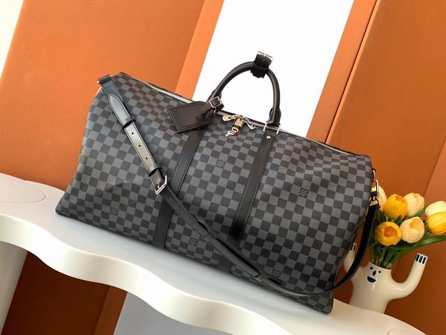 Keepall 55 旅行袋 特级加强版 型号： N41413 皮料： 是意大利A级皮料 五金： 采用进口A级全钢五金 包装： 全套原厂Mb包装 尺寸：55.0