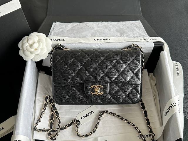 Chanel Classic Flap黑牛浅金 大Mini 正品皮 采用法国 Haas 原厂荔枝纹一级小牛皮，手感厚实软糯、细腻，皮面精致且富有弹性，同时也是香