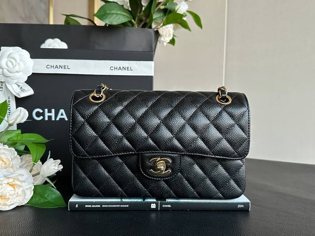 经典Chanel Classic Flap黑牛金 小号 正品皮 年最新升级新版本 采用法国 Haas 原厂荔枝纹一级小牛皮，手感厚实软糯、细腻，皮面精致且富有弹 - 点击图像关闭