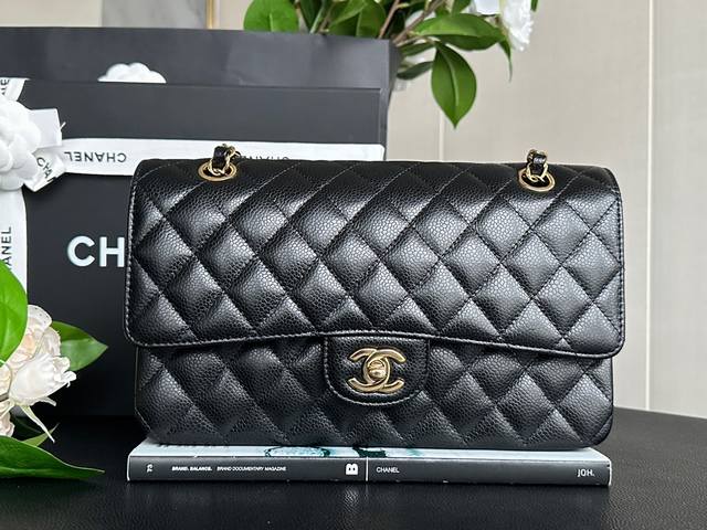 经典Chanel Classic Flap黑牛金 中号正品皮 年最新升级新版本 采用法国 Haas 原厂荔枝纹一级小牛皮，手感厚实软糯、细腻，皮面精致且富有弹性