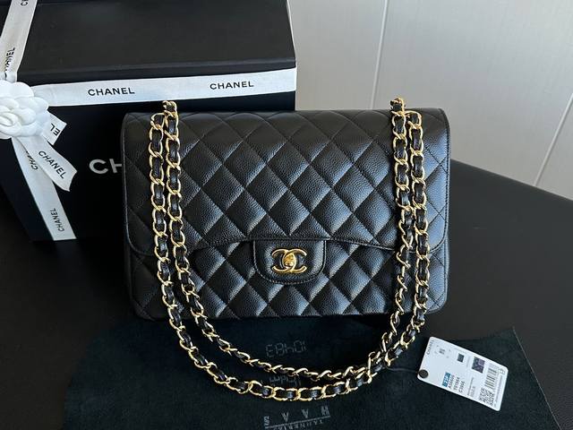 Chanel Classic Flap黑牛金 Jumbo 正品皮 采用法国 Haas 原厂荔枝纹一级小牛皮，手感厚实软糯、细腻，皮面精致且富有弹性，同时也是香家