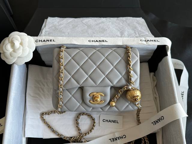 Chanel 24K 金球方胖子 浅灰 正品皮 最新版本全新升级 硬底与U型侧围 采用意大利方框原厂一级小羊皮，香家原厂开料部流入、顶级皮胚，珍贵稀缺～皮面毛孔