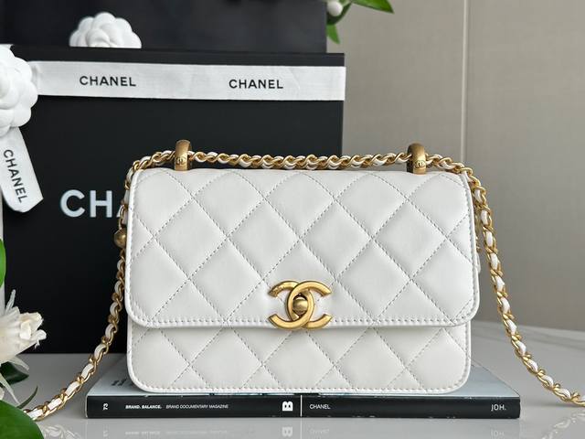 Chanel 24C高级手工坊 双金珠口盖包 小号 奶昔白 正品皮 真正全国垄断性原厂“三只羊”胎牛腊感亮面小牛皮，光泽极佳且韧性强，Zp级纯铜24K真金厚镀砂