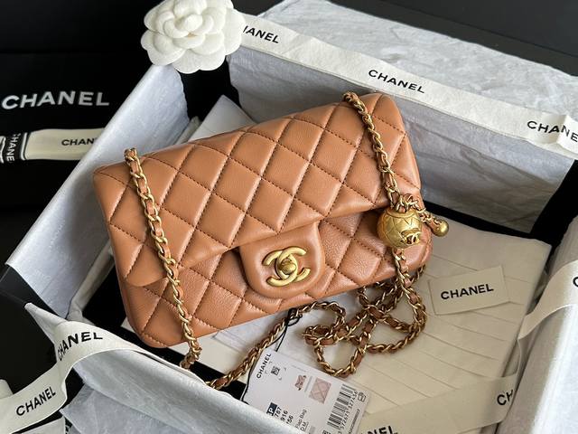 Chanel 24K 金球Cf Mini 焦糖杏 全新升级改造最新版本、采用进口渠道定制小羊皮，皮面毛孔清晰无喷涂，光泽柔和不假亮，是无法复制的高级感～独家顶级 - 点击图像关闭