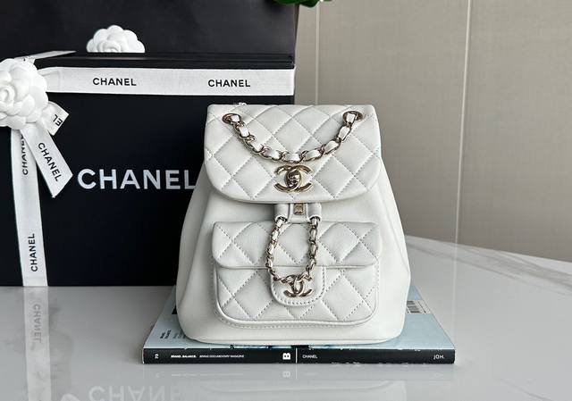 Chanel 24P Duma双肩包 光面牛皮 奶白 小号 正品皮 全国独家原厂“方框”微摔荔枝纹牛皮；复古精致的同时也能耐磨耐造，是作为背包不错的皮料材质选择