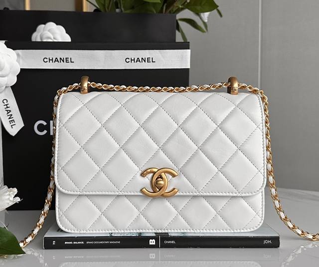 Chanel 24C高级手工坊 双金珠口盖包 大号 奶昔白 正品皮 真正全国垄断性原厂“三只羊”胎牛腊感亮面小牛皮，光泽极佳且韧性强，Zp级纯铜24K真金厚镀砂