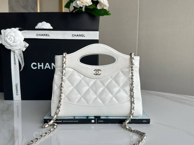 Chanel 24S 31Bag Nano 奶白 浅金 正品皮 真正开料部原厂流入的Bodin.Joyeux油蜡小羊皮，皮面细腻亮眼！细看表面带有很漂亮的复古裂