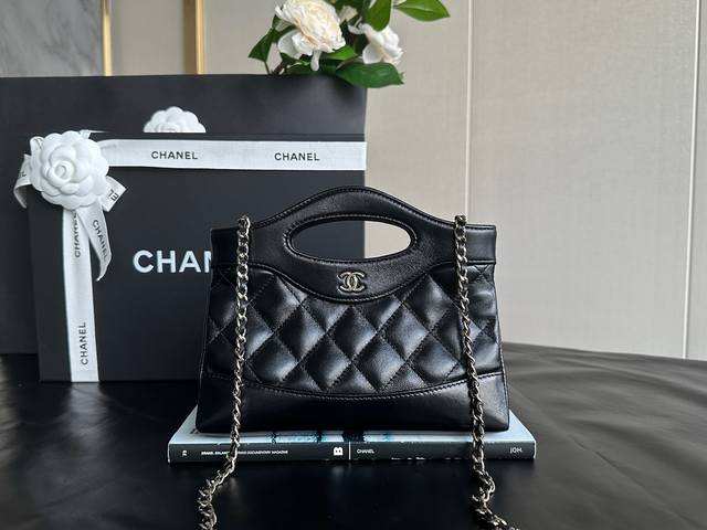 Chanel 24S 31Bag Nano 黑色 浅金 正品皮 真正开料部原厂流入的Bodin.Joyeux油蜡小羊皮，皮面细腻亮眼！细看表面带有很漂亮的复古裂