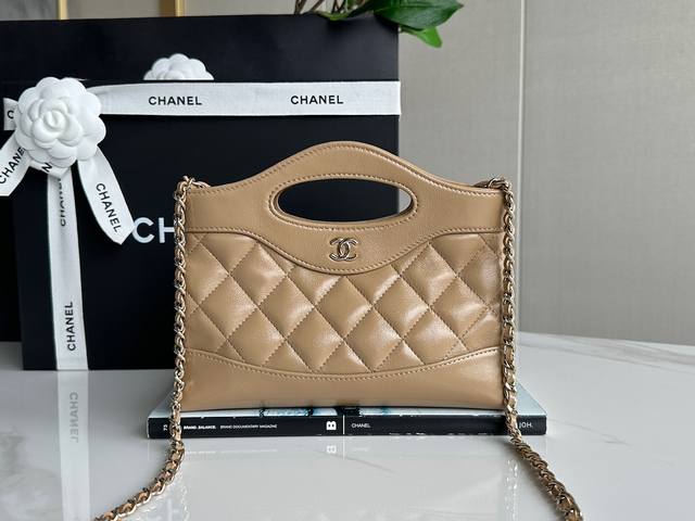 Chanel 24S 31Bag Nano 奶茶色 浅金 正品皮 真正开料部原厂流入的Bodin.Joyeux油蜡小羊皮，皮面细腻亮眼！细看表面带有很漂亮的复古