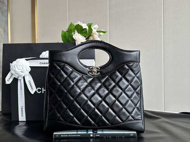 Chanel 24S 31Bag 新小号 黑色 浅金 正品皮 真正开料部原厂流入的Bodin.Joyeux油蜡小羊皮，皮面细腻亮眼！细看表面带有很漂亮的复古裂纹