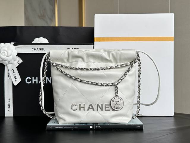 Chanel 23S 22Bagmini 白银～正品皮 意大利原厂Montebello 胎牛皮，纯植物水染工艺，皮面底光通透，光泽由内透外～毛孔清晰细腻，上等的