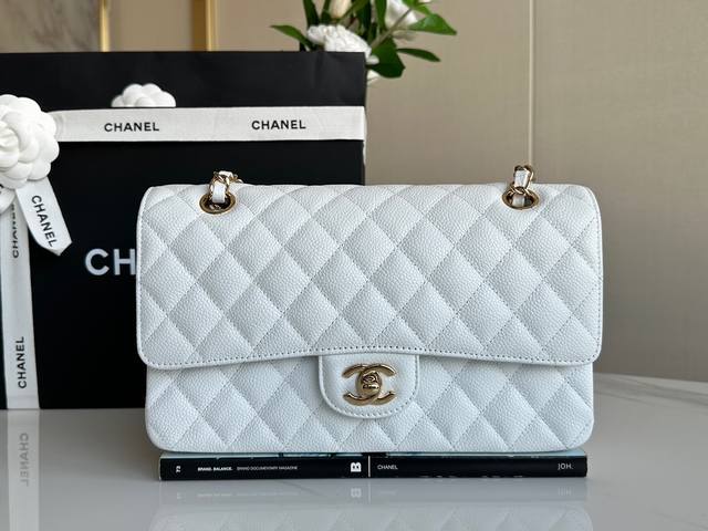 经典Chanel Classic Flap白雪公主 中号 正品皮 年最新升级新版本 采用法国 Haas 原厂荔枝纹一级小牛皮，手感厚实软糯、细腻，皮面精致且富有 - 点击图像关闭