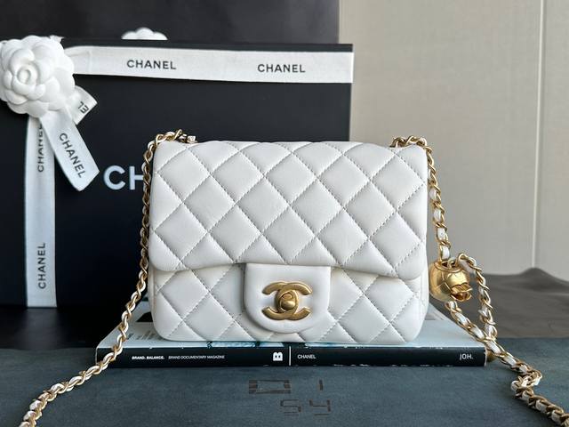 Chanel 23K 金球方胖子 白色 23K最新版本全新升级 硬底与U型侧围 全新升级改造最新版本、采用进口渠道定制小羊皮，皮面毛孔清晰无喷涂，光泽柔和不假亮