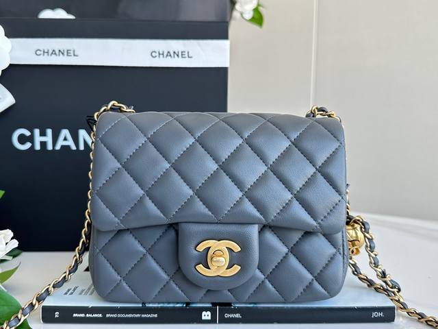 Chanel 23K 金球方胖子 深灰 全新升级改造最新版本、采用进口渠道定制小羊皮，皮面毛孔清晰无喷涂，光泽柔和不假亮，是无法复制的高级感～ 尺寸：13×18 - 点击图像关闭