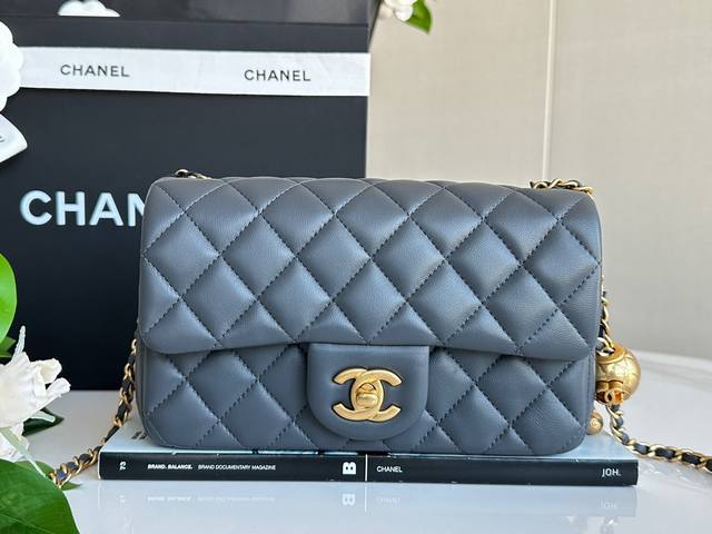 Chanel 23K 金球Cf Mini 深灰 全新升级改造最新版本、采用进口渠道定制小羊皮，皮面毛孔清晰无喷涂，光泽柔和不假亮，是无法复制的高级感～ 尺寸：1