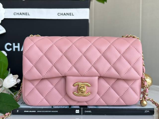 Chanel 23K 金球Cf Mini 玫瑰粉 全新升级改造最新版本、采用进口渠道定制小羊皮，皮面毛孔清晰无喷涂，光泽柔和不假亮，是无法复制的高级感～ 尺寸： - 点击图像关闭