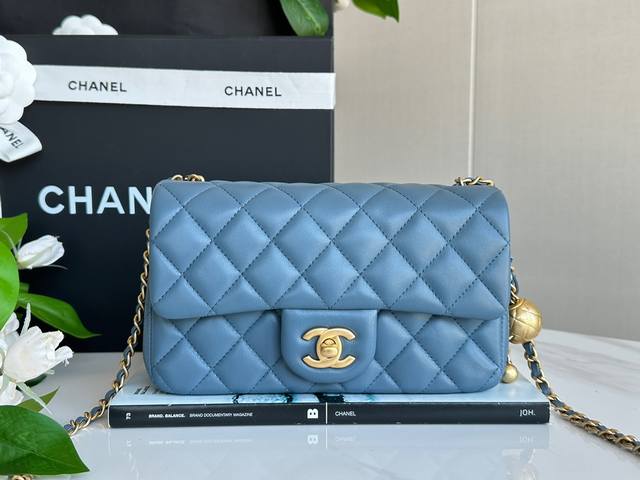 Chanel 23K 金球Cf Mini 灰蓝 全新升级改造最新版本、采用进口渠道定制小羊皮，皮面毛孔清晰无喷涂，光泽柔和不假亮，是无法复制的高级感～ 尺寸：1