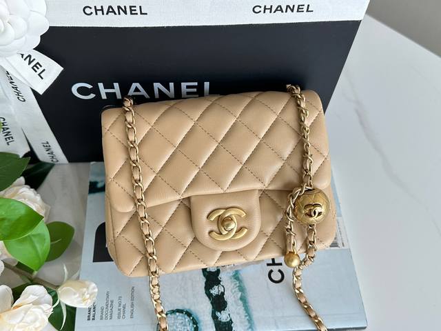 Chanel 23K 金球方胖子 浅杏 全新升级改造最新版本、采用进口渠道定制小羊皮，皮面毛孔清晰无喷涂，光泽柔和不假亮，是无法复制的高级感～ 尺寸：13×18