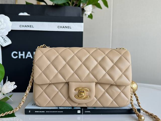 Chanel 23K 金球Cf Mini 浅杏 全新升级改造最新版本、采用进口渠道定制小羊皮，皮面毛孔清晰无喷涂，光泽柔和不假亮，是无法复制的高级感～ 尺寸：1