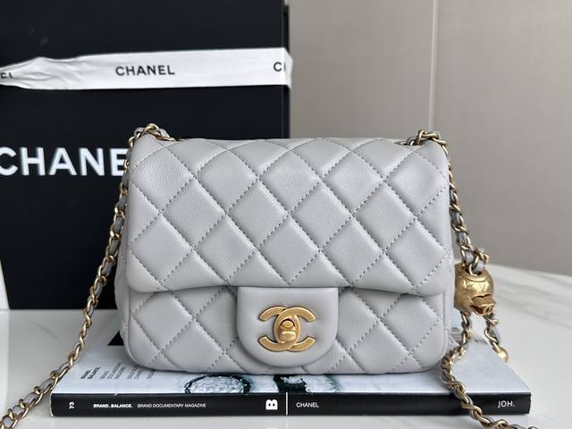 Chanel 金球方胖子 浅灰色 采用进口渠道定制小羊皮，皮面毛孔清晰无喷涂，光泽柔和不假亮，是无法复制的高级感～ 尺寸：13×18×7Cm 统批： 款号：22