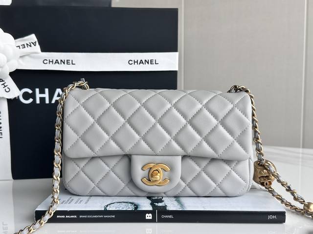 Chanel 金球Cf 大Mini 浅灰色 采用进口渠道定制小羊皮，皮面毛孔清晰无喷涂，光泽柔和不假亮，是无法复制的高级感～ 尺寸：13×20×7Cm 统批：