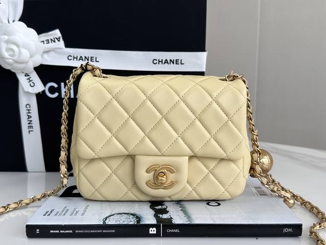 Chanel 金球方胖子 小鸡黄 采用进口渠道定制小羊皮，皮面毛孔清晰无喷涂，光泽柔和不假亮，是无法复制的高级感～ 尺寸：13×18×7Cm 统批： 款号：22