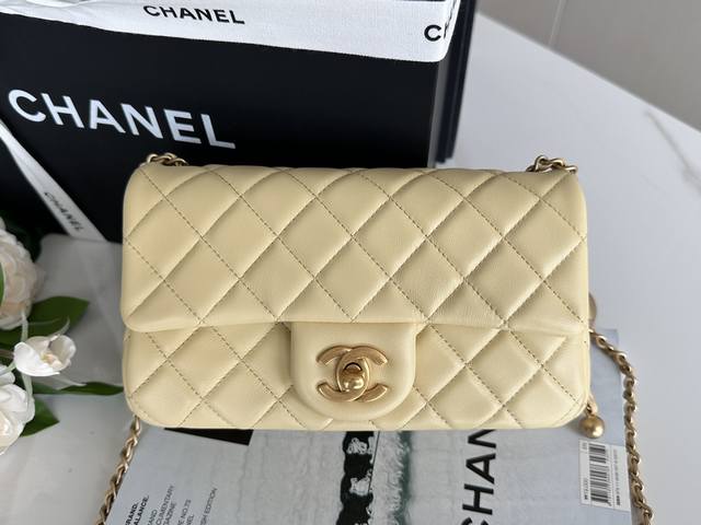 Chanel 金球Cf 大Mini 小鸡黄 采用进口渠道定制小羊皮，皮面毛孔清晰无喷涂，光泽柔和不假亮，是无法复制的高级感～ 尺寸：13×20×7Cm 统批： - 点击图像关闭