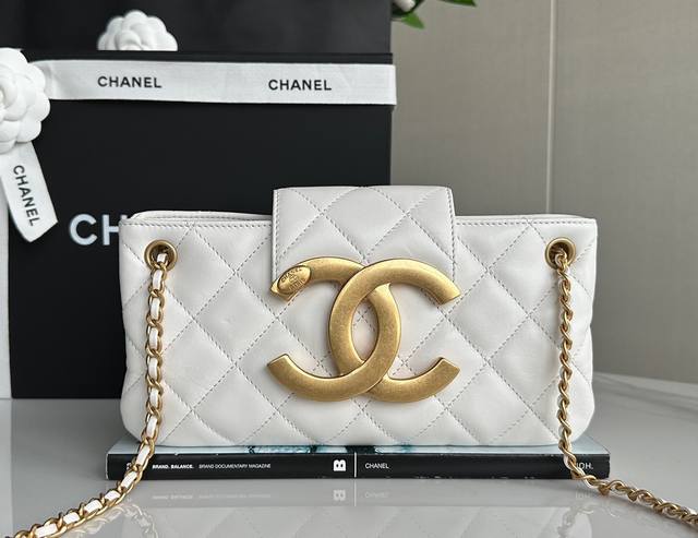 Chanel 24C “大双C系列” 法棍包 白色 正品皮 采用意大利方框一级小羊皮材质，纯植物水染工艺，让羊皮胚上所有毛孔都能清晰呈现出来，还原最真实最原始的