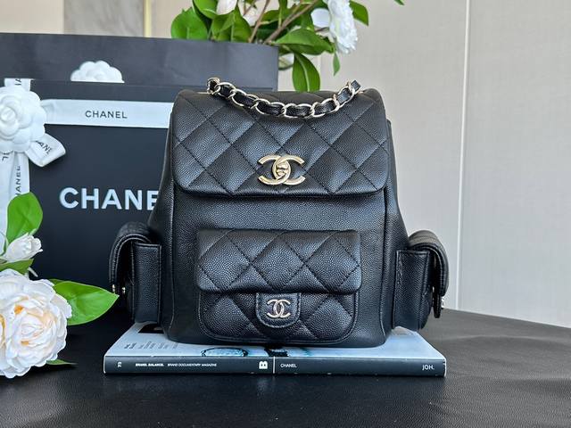 Chanel 23K 炸药Duma双肩包 黑色 大号 正品皮 独家法国原厂Haas 中颗粒压纹鱼子酱小牛皮，颗粒双色感效果明显，且毛孔清晰，皮质软糯，搭配最高版