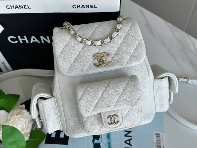 Chanel 23K 炸药Duma双肩包 白色 小号 正品皮 独家法国原厂Haas 中颗粒压纹鱼子酱小牛皮，颗粒双色感效果明显，且毛孔清晰，皮质软糯，搭配最高版